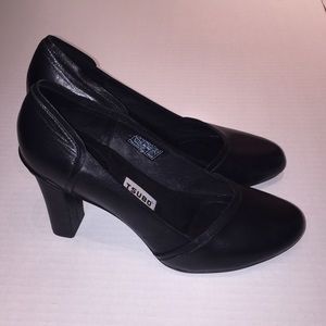 TSUBO Black leather pump